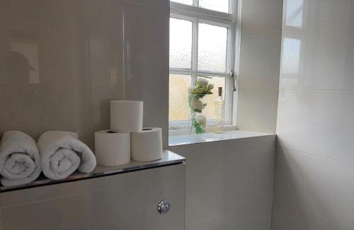 Garden Suburb Apartment | Cosy 2-Bed Retreat in Hampstead