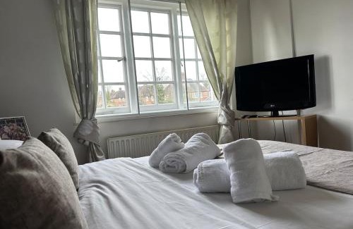 Garden Suburb Apartment | Cosy 2-Bed Retreat in Hampstead