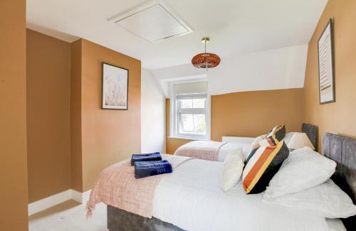 Colchester Apartment | Cosy 3 bedroom house with Free parking and WiFi