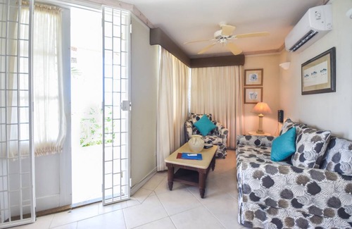 Worthing Condo | Cosy and Romantic Beachfront Condo - Nautilus