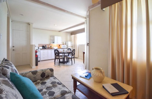 Worthing Condo | Cosy and Romantic Beachfront Condo - Nautilus
