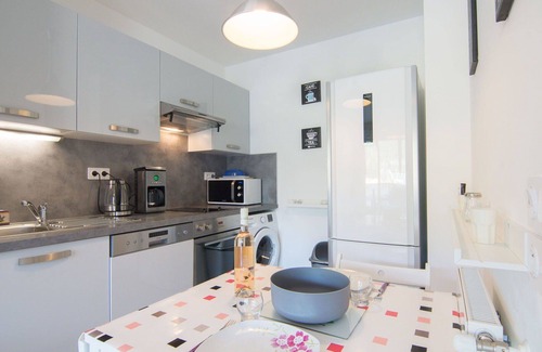 Carqueiranne Apartment | Cosy apartment for 2 guests with WIFI, A/C, pool, TV and terrace