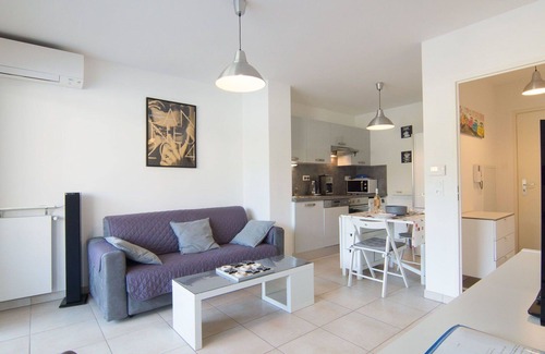 Carqueiranne Apartment | Cosy apartment for 2 guests with WIFI, A/C, pool, TV and terrace