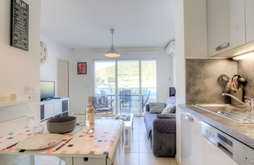 Carqueiranne Apartment | Cosy apartment for 2 guests with WIFI, A/C, pool, TV and terrace