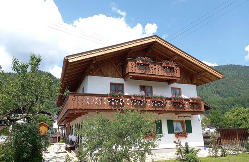 Farchant Apartment | Cosy apartment for 2 guests with WIFI, TV and terrace