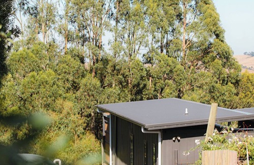 Korumburra Apartment | Cosy container house walking distance to town.