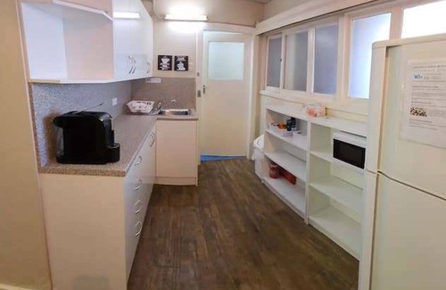 Kingsgrove House | Cosy guest suite. Close to motorway for easy airport access. Families welcome.