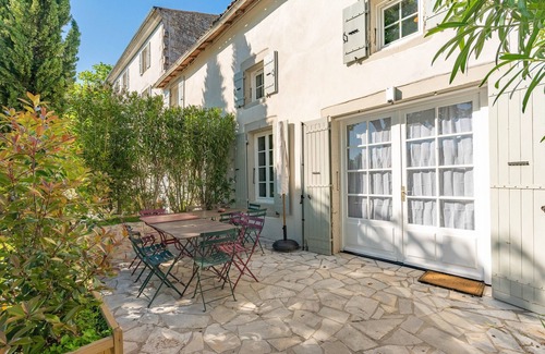 Saint-Romain-de-Benet House | Cottage 'Gîte Le Cottage' with Shared Pool, Private Terrace and Wi-Fi