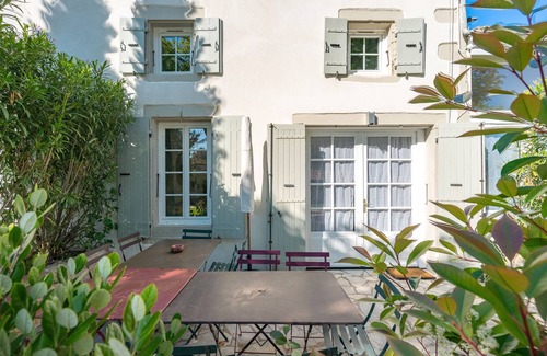 Saint-Romain-de-Benet House | Cottage 'Gîte Le Cottage' with Shared Pool, Private Terrace and Wi-Fi