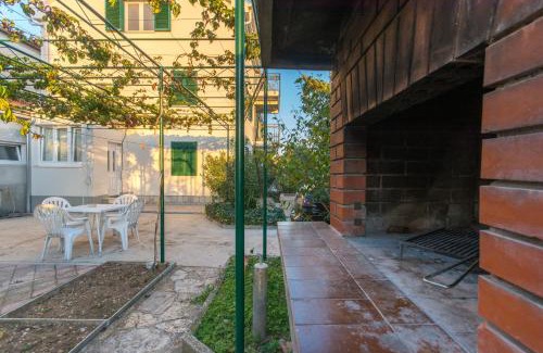 Kastel Novi Apartment | Courtyard seafront house