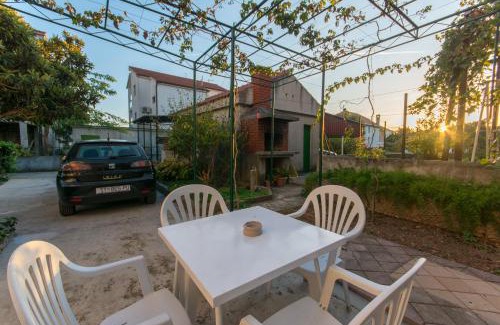 Kastel Novi Apartment | Courtyard seafront house