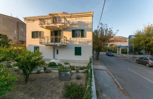Kastel Novi Apartment | Courtyard seafront house