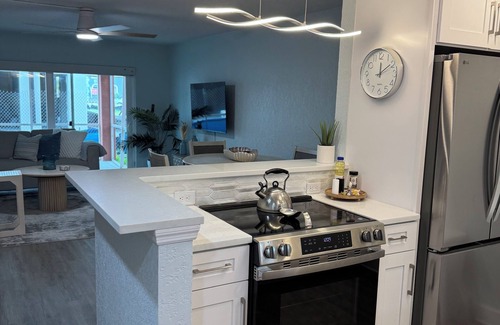 North Redington Beach Condo | Cozy 1-bedroom condo across street from beach in terrific North Redington Beach