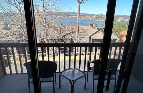 Lake Hamilton Condo | Cozy 1-bedroom condo in enchanting Hot Springs with balcony