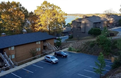 Lake Hamilton Condo | Cozy 1-bedroom condo in enchanting Hot Springs with balcony