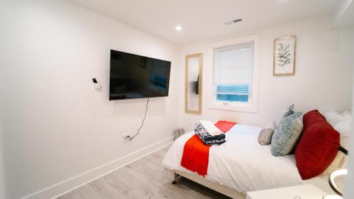Park View House | Cozy 1BR 1BA Retreat - Private Basement in DC!