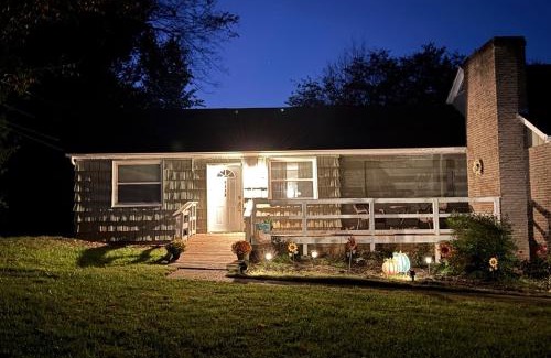 Knoxville Apartment | Cozy 1BR Apartment Wi-Fi Free Parking 10 min to UT Area