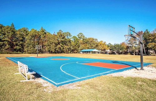 New Bern Apartment | Cozy 2BR on Neuse River w/Kitchen + Resort Perks