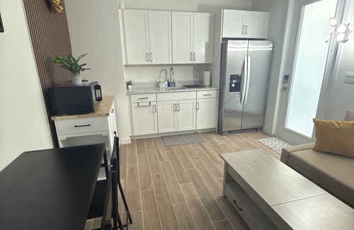 Homestead Apartment | Cozy Apartment/Efficiency in tranquil Homestead with AC, WiFi, private entrance