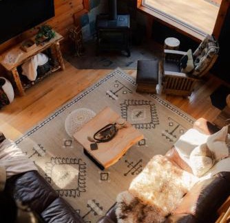 Logan House | COZY Cabin with Hot Tub - Near all in Hocking Hills