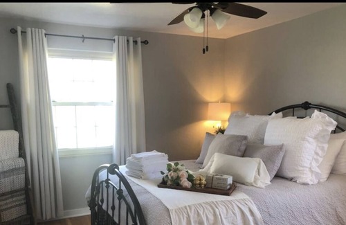 Upper St. Clair Cottage | Cozy Cape Cod with easy commute to the city!