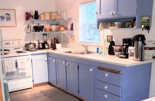 Winnipeg Beach Cottage | Cozy Cottage 1 block from Lake