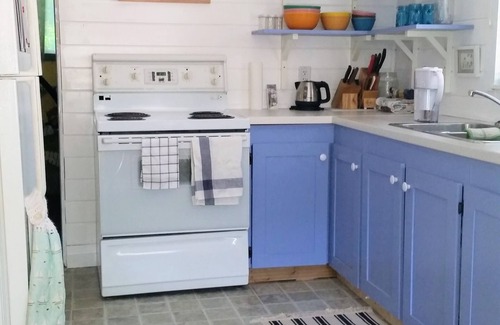 Winnipeg Beach Cottage | Cozy Cottage 1 block from Lake