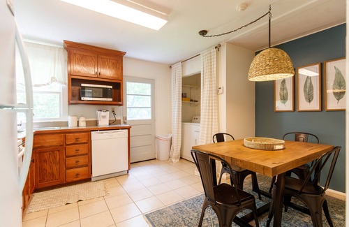 Valdosta House | Cozy Cottage - 4 Beds, Sleeps 6, Right of Exit 18 in Valdosta