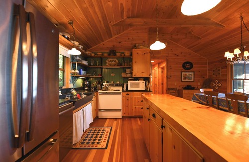 Oxford House | Cozy Hidden Retreat on Thompson Lake with Beautiful Clear Shoreline
