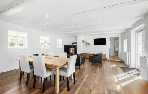Faarevejle House | Cozy Home In Fårevejle With Wifi