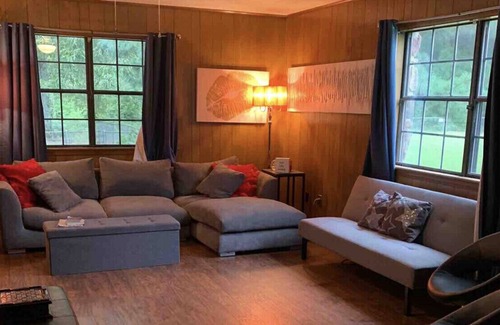 Pettit House | Cozy Home only 5 minutes from Lake Tenkiller!