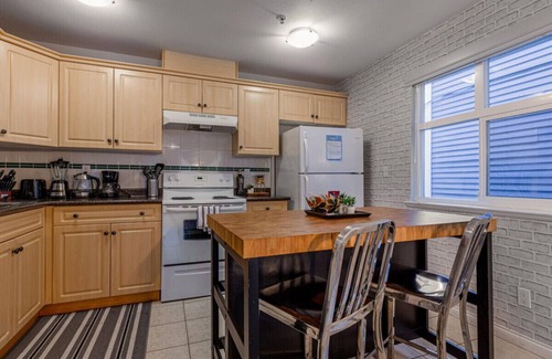 Downtown Eastside Villa | Cozy Industrial Townhouse, King Bed, 3 Min to Downtown
