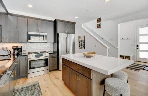 Rendezvous House | Cozy Modern Cabin W Hot Tub - Minutes To Ski Area