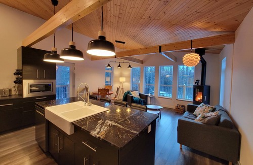 Haines Junction House | Cozy modern mountain home with views