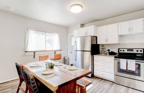 Heber House | Cozy Mountain Bungalow - walking distance to downtown! with AC!