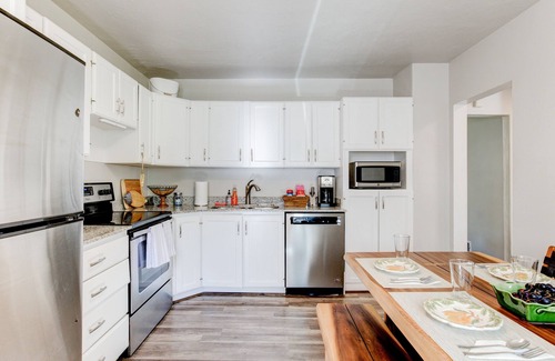 Heber House | Cozy Mountain Bungalow - walking distance to downtown! with AC!