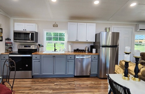 Saint Andrews Cottage | Cozy Mountain Views Cottage with a Farm Stay