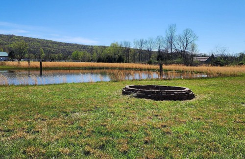 Saint Andrews Cottage | Cozy Mountain Views Cottage with a Farm Stay