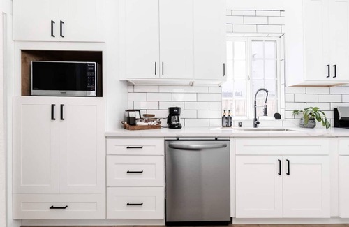 Corridor House | Cozy Private Home, 10-min From DT, Beach & Parks
