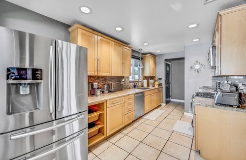 Garden Grove House | Cozy & Relaxing Getaway Home 5 mins to Disneyland