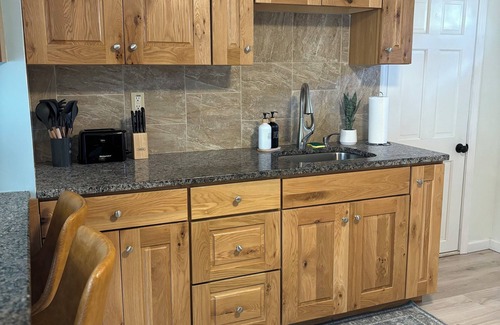 Waterford Cottage | Cozy Renovated Cottage with Game Room, WiFi, AC - Mins to Beach & Boardwalk