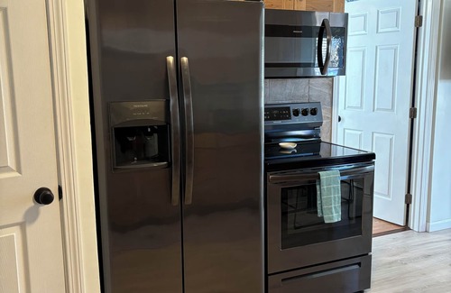 Waterford Cottage | Cozy Renovated Cottage with Game Room, WiFi, AC - Mins to Beach & Boardwalk