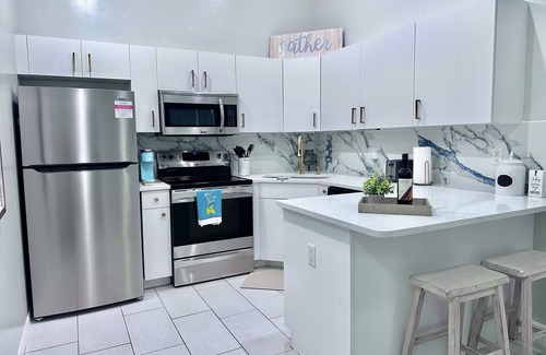 Diplomat House | Cozy retreat, NE cape coral oasis 5 mins to restaurants and shopping plaza.