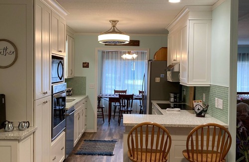 Fair Play House | Cozy Retreat on Lake Hartwell- come enjoy Spring on the lake!