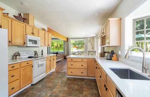 King County House | Cozy River Cabin - Sleeps 12 - Hot Tub - EV - Trails & Stevens Pass Nearby