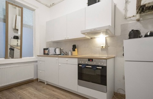 Ottakring Apartment | Cozy Shared Room for 3P, 6-Min to Lugner City Mall