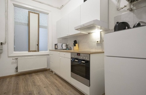 Ottakring Apartment | Cozy Shared Room for 3P, 6-Min to Lugner City Mall