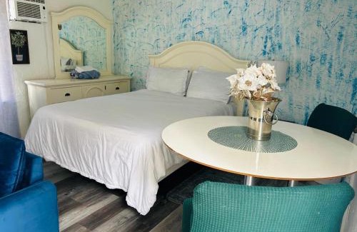 Gulf Gate Estates Apartment | Cozy Studio only 10 minutes by car of Siesta Key