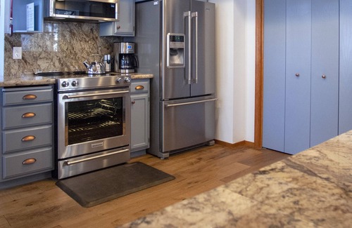 Truckee Cabin | Cozy Truckee cabin in Tahoe Donner with modern luxuries and e-vehicle charging