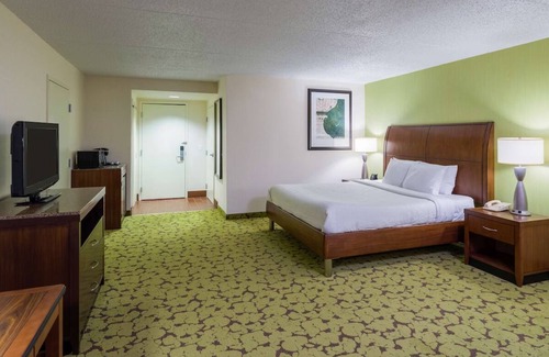Hopelawn Hotel | Cozy Unit with Heated Pool | Near Roosevelt Park | Pet-Friendly & Free Parking